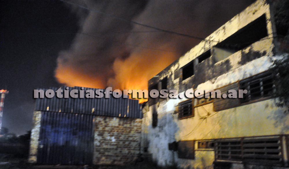 Una familia fue rescatada del incendio de los depósitos frente a la Cruz