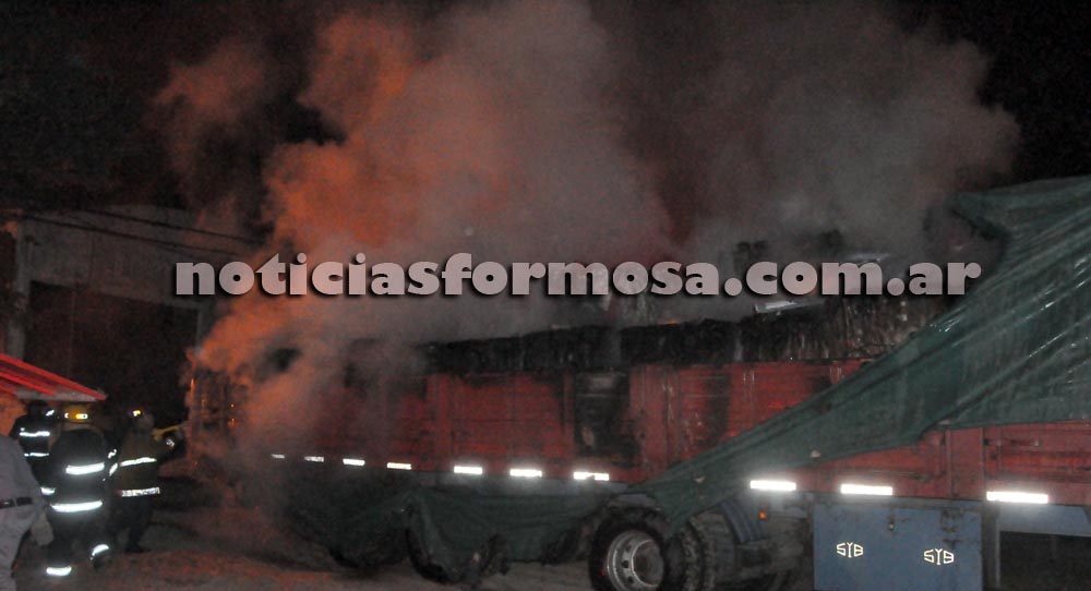 Una familia fue rescatada del incendio de los depósitos frente a la Cruz