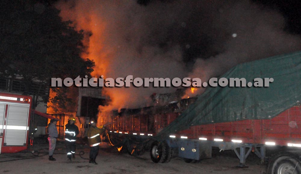 Una familia fue rescatada del incendio de los depósitos frente a la Cruz