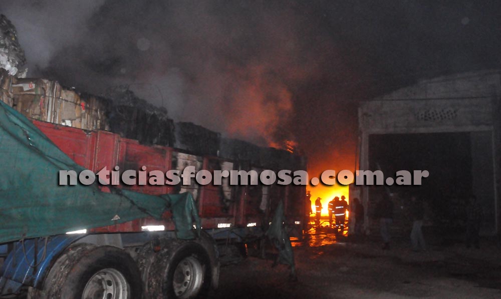 Una familia fue rescatada del incendio de los depósitos frente a la Cruz