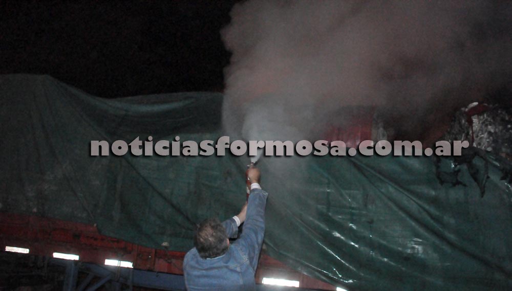 Una familia fue rescatada del incendio de los depósitos frente a la Cruz