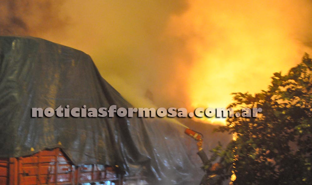 Una familia fue rescatada del incendio de los depósitos frente a la Cruz