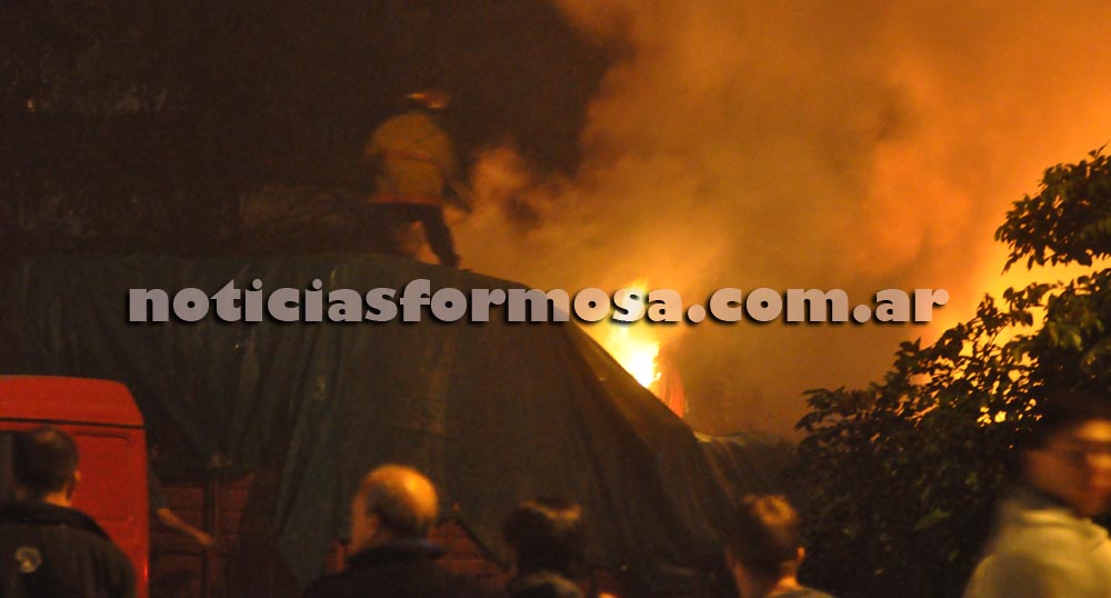 Una familia fue rescatada del incendio de los depósitos frente a la Cruz