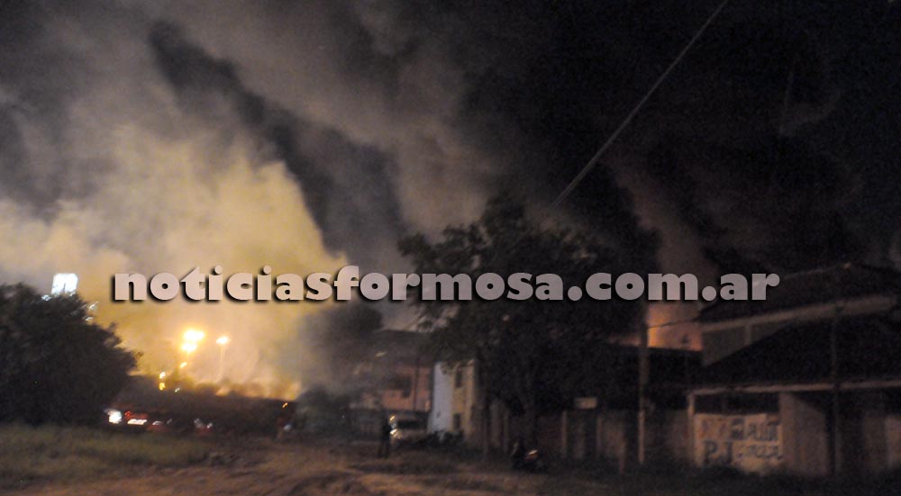 Una familia fue rescatada del incendio de los depósitos frente a la Cruz