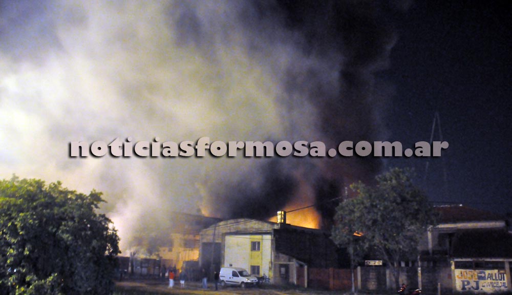 Una familia fue rescatada del incendio de los depósitos frente a la Cruz