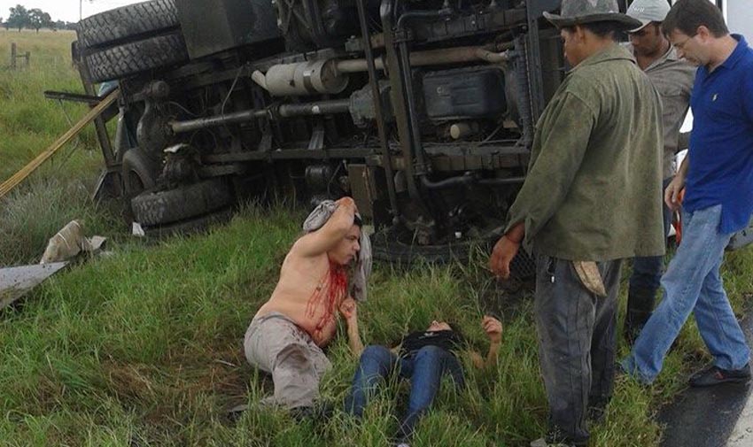 Los heridos, atendidos por ocasionales testigosm antes que arribe la ambulancia.