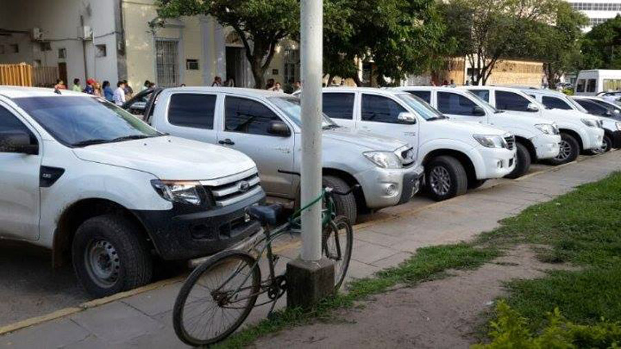 DOS FORMOSAS, UNA FOTO. Camionetas 4x4 estacionadas frente a la Municipalidad; también la bicicleta de un hombre común.