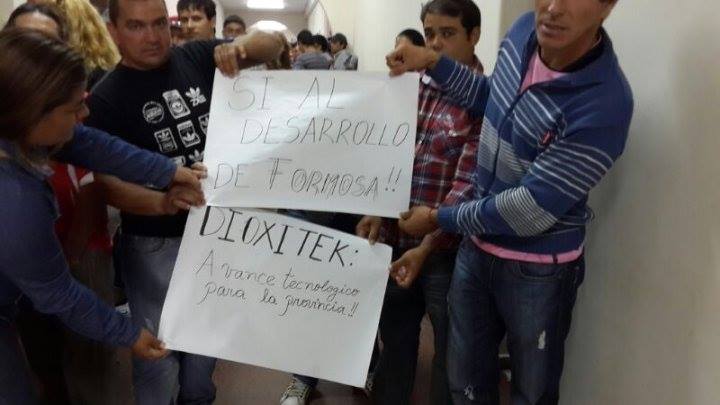 Los vecinos portando leyendas a favor de la planta de uranio.