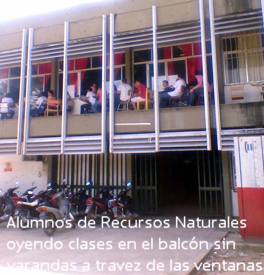 Difunde foto de alumnos de la UNaF recibiendo clases en un balcón