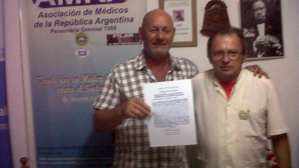 Apo González y Nuncio Toscano exhiben el documento público.