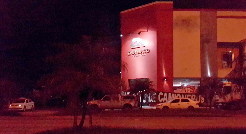 Móviles policiales custodiaban el lugar.