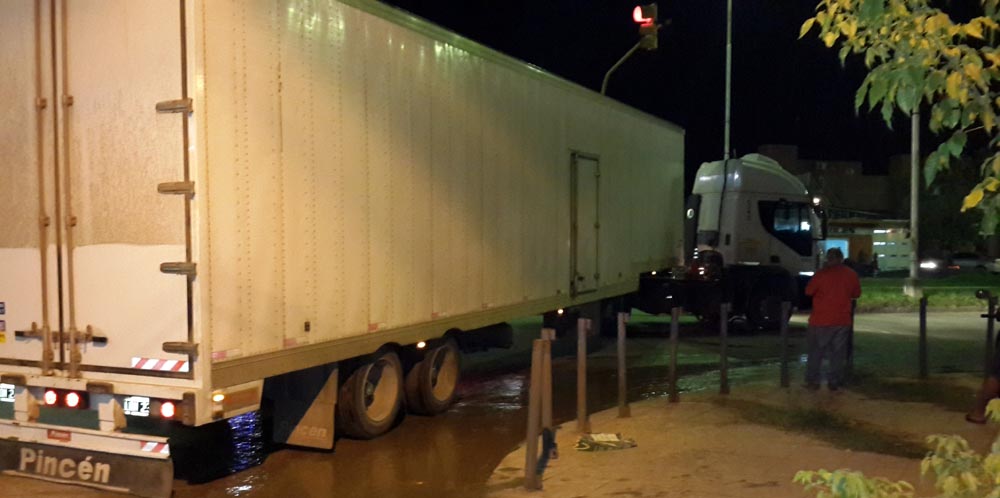 El vehículo de transporte quedó cruzado en la avenida.