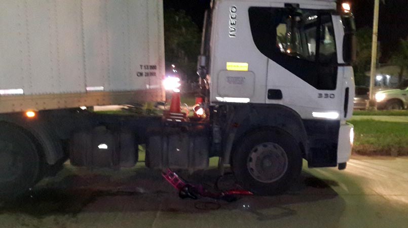 La bicicleta de una mujer quedó abajo de las pesadas ruedas del camión.