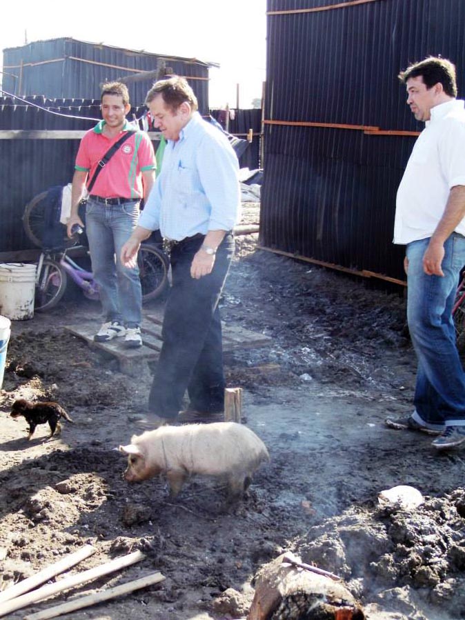 El intendente De Vido en el asentamiento precario. Foto: La Ruta Producciones