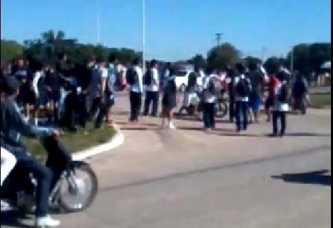 A las piñas… todos contra todos!: Pelean entre alumnos, padres y una patota en el C5