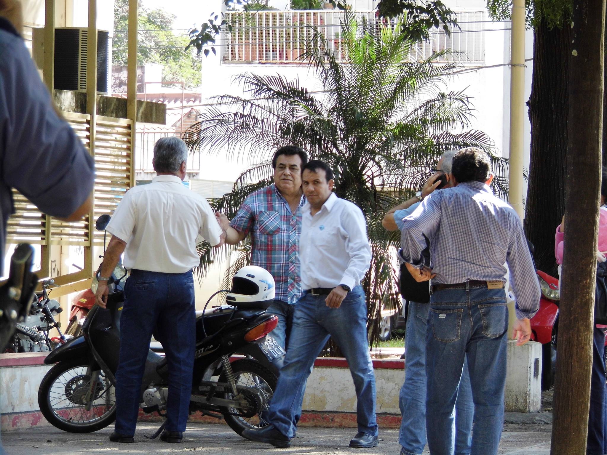 Yiyo Duarte (UPCN) saluda a Hilario Martínez (UOCRA CGT). Al lado Patitucci (Docentes CTA). Todos, antes de la reunión de conciliación.