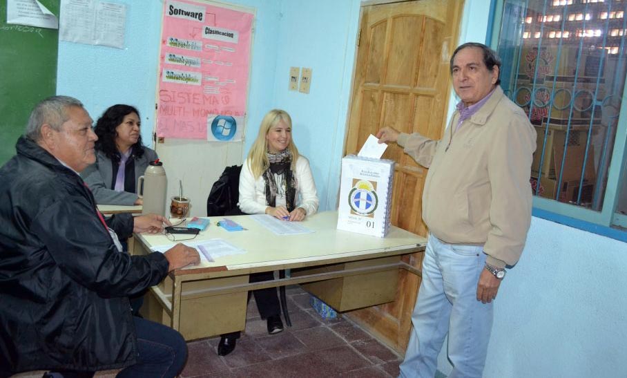 Elecciones con lista única. Isabelino Idoyaga en el momento de sufragar.