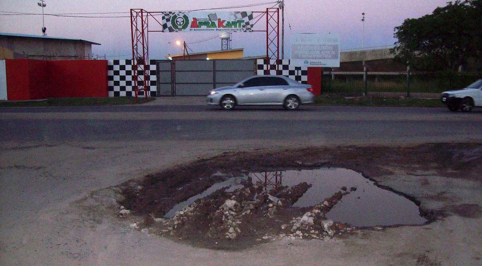 Bache de bienvenida a la calle Maipú, ingresando desde la avenida Los Pindó.