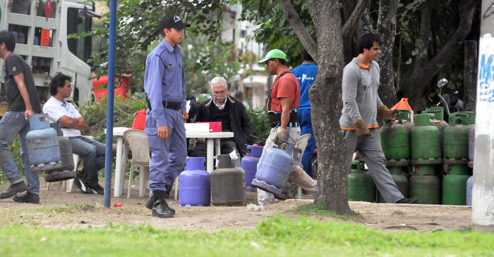 Qué quede en el recuerdo. Romea controla, la Policía cuida, los obreros cargan garrafas.