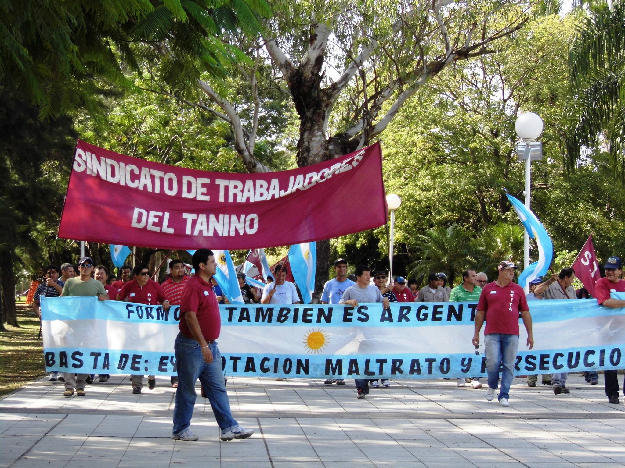 Tanineros en la plaza, antes de ir a la reunión.