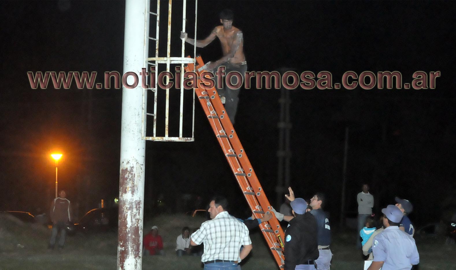 Amenazó suicidarse, bajó en escalera.