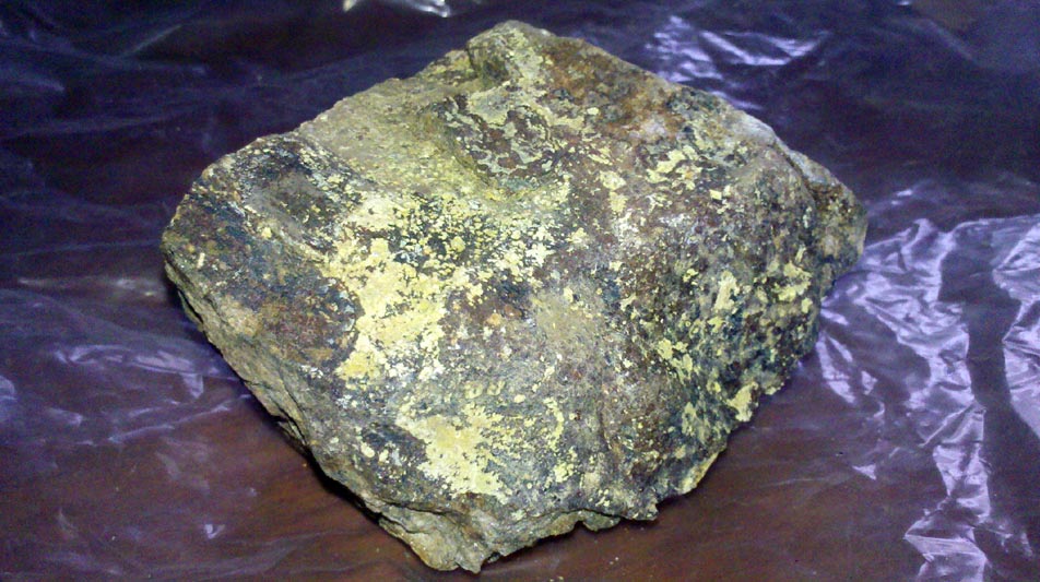 El uranio se encuentra en la naturaleza combinado con minerales.