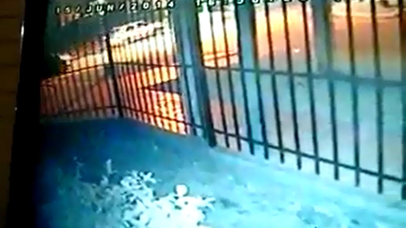 El auto blanco circula por la calle Córdoba.