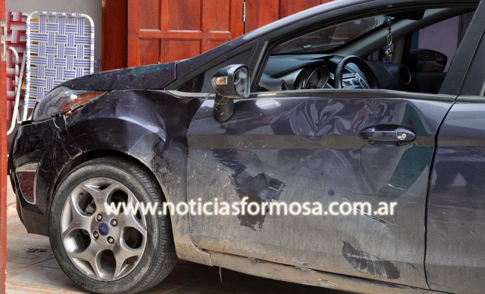 El impacto de la moto habría habría sido en la puerta lateral izquierda del auto que circulaba por calle Córdoba.