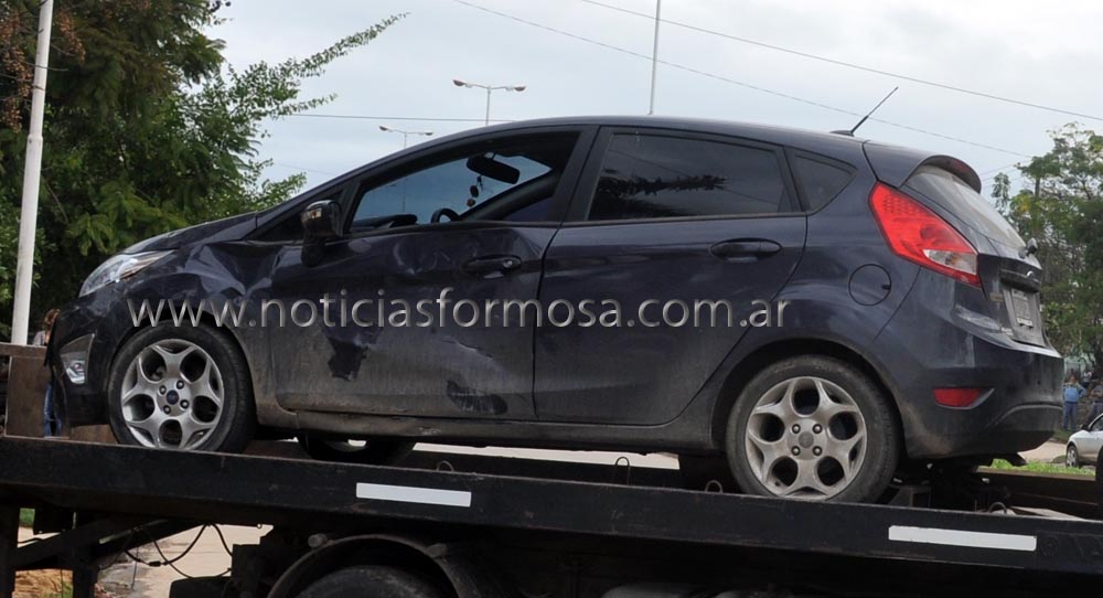 El auto, sospechado de haber chocado y abandonado a Carmelo Castro es trasladado por la Policía.