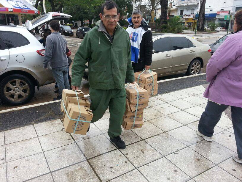 Esta mañana llegó la donación de 40 pares de botas de goma.