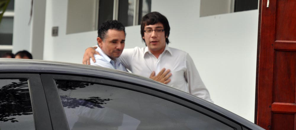El sobrino y ahijado de Carmelo (de anteojos) abraza a un familiar y observa el coche.
