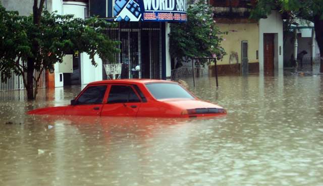 Albergan en escuelas y en el Regimiento a los evacuados de Formosa y Clorinda