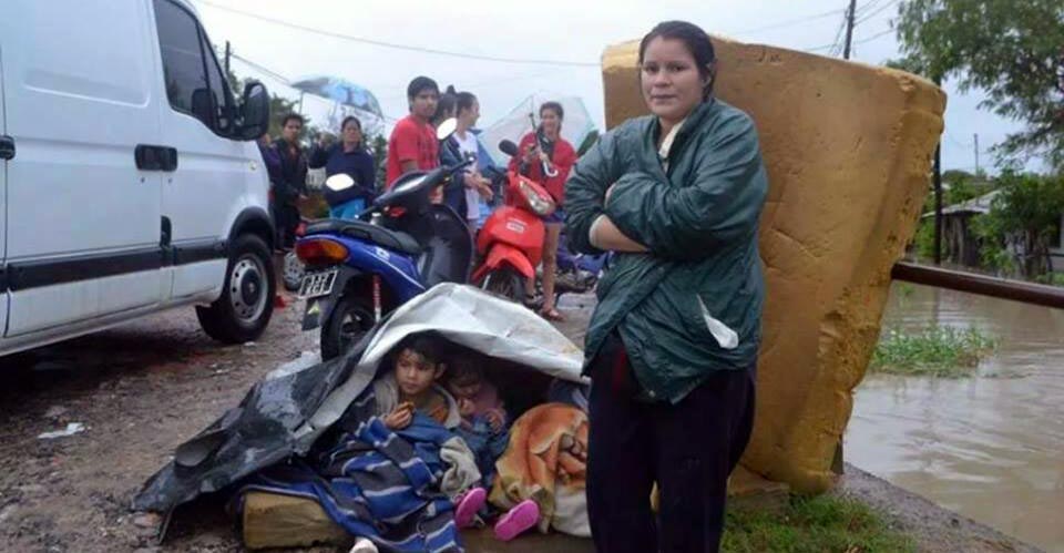 Inundaciones: sobra  techo azul, falta sentido común