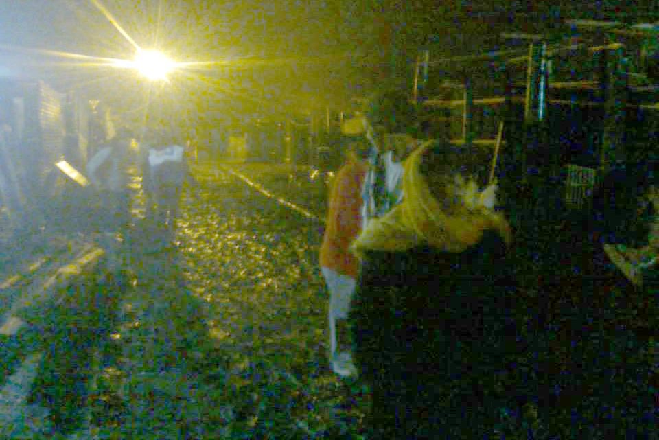 Anoche, cerca de las 11 de la noche, entregan mercadería recaudada en la plaza.