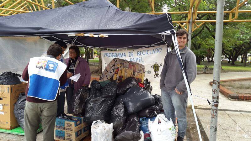 En la plaza San Martín continúa la cruzada para ayudar a los inundados.