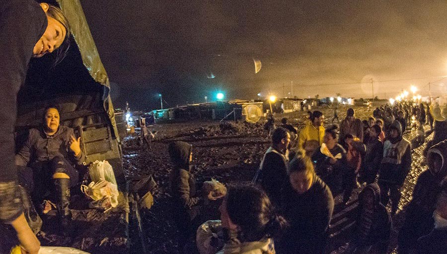 Los voluntarios llegaron a los barrios con las donaciones y repartieron hasta las 11 de la noche.