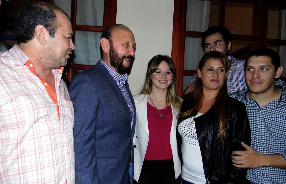 El gobernador con integrantes de Sonar FM
