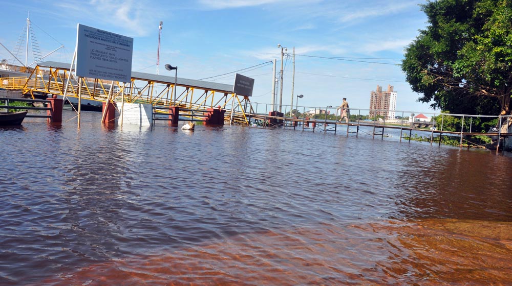 El río superó los 8 metros y avanza en la explanada del Puerto.