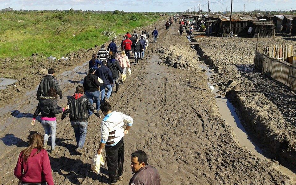 La ayuda oficial también cruzó el barro de los asentamientos.