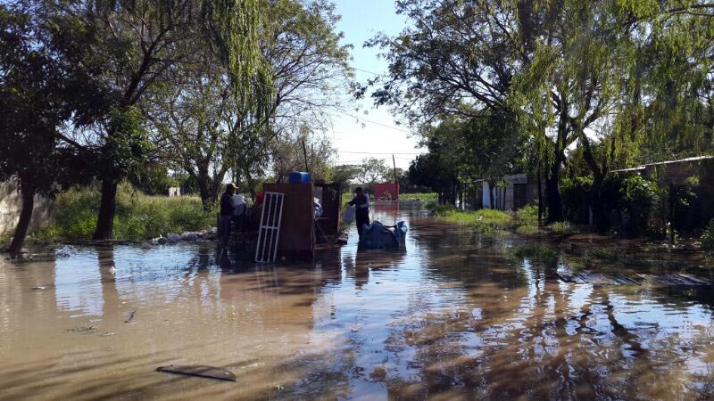 El río volvió a crecer y el agua avanza en barrios ribereños.