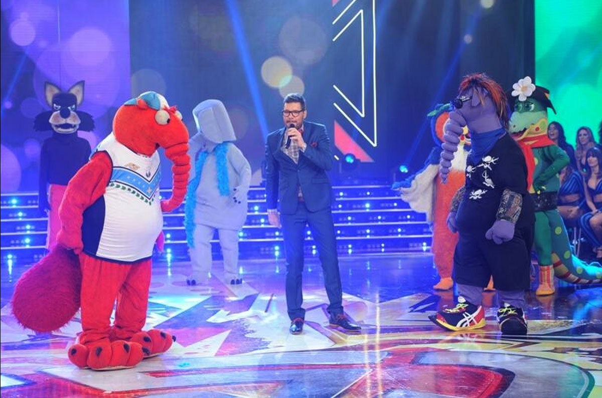 La mascota de La Unión en el piso de Show Match