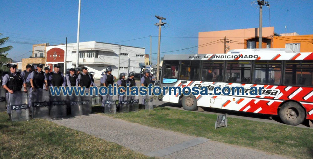Los micros urbanos volvieron a la calle con custodia policial.