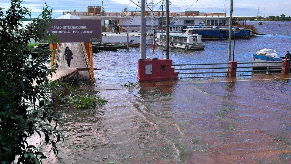 El río, la desesperación y la bronca de los evacuados siguen creciendo