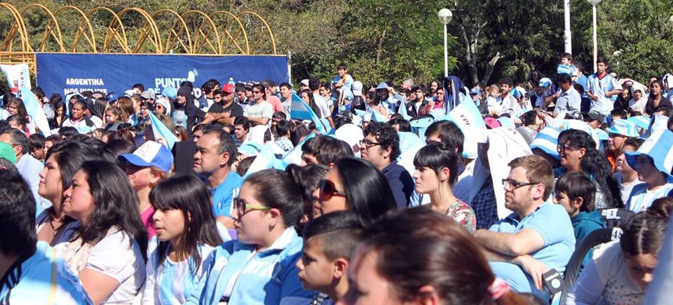 La atracción de ver el partido en pantalla gigante sumó aficionados.