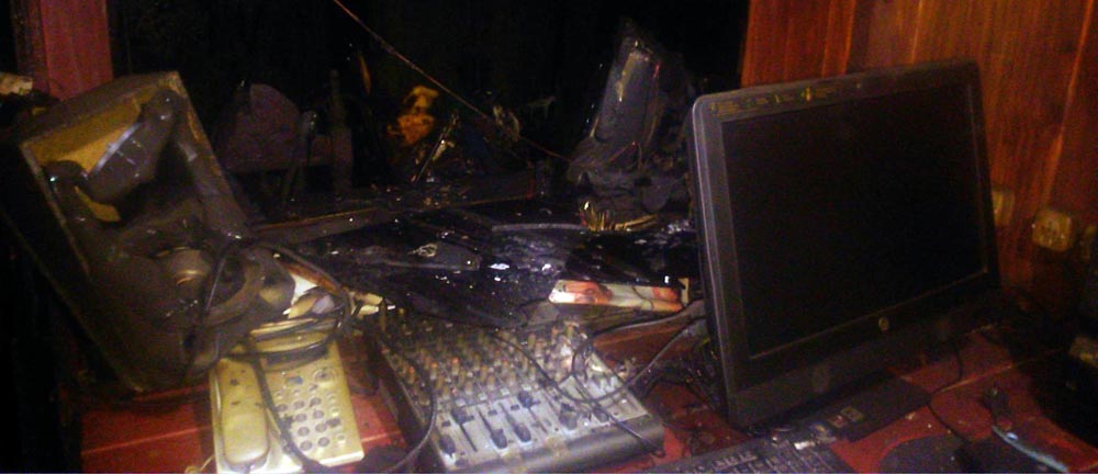 El fuego alcanzó a los equipos de la radio.