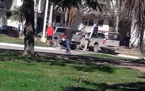 El legislador, de abrigo marrón, a los gritos en la avenida.