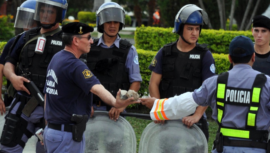 Muestran las piedras arrojadas a la Policía