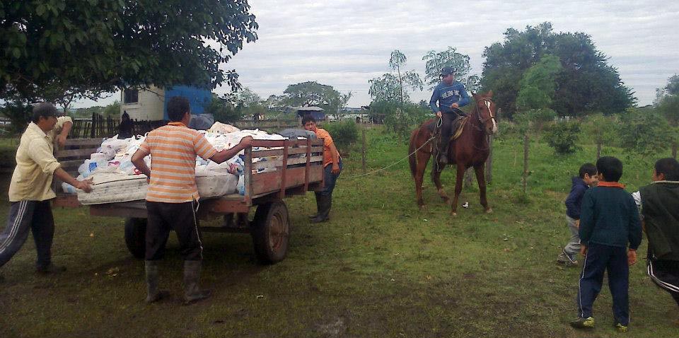 Recorriendo la isla, para distribuir asistencia.