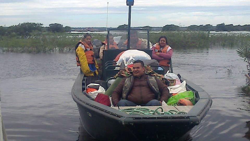 Una lancha de Prefectura traslada la ayuda hacia la isla.