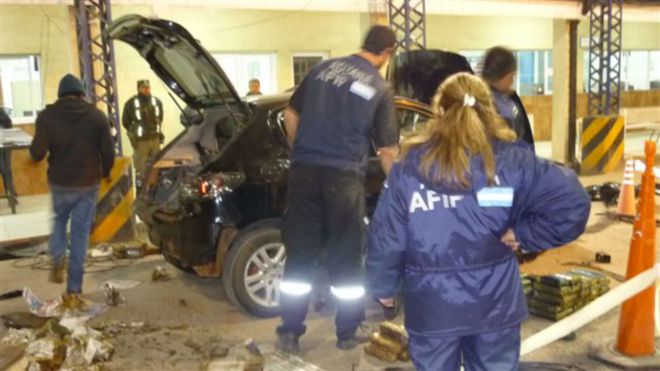 La droga estaba camuflada dentro de un automóvil chapa argentina.